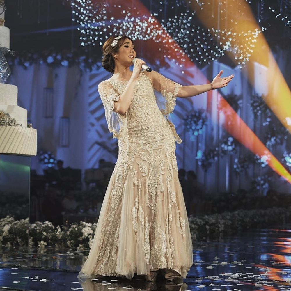 12 Gaun manggung Gisella Anastasia ini glamor dan memesona abis