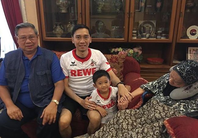 7 Gaya Ibas Yudhoyono pakai jersey sepak bola, apa tim favoritnya?
