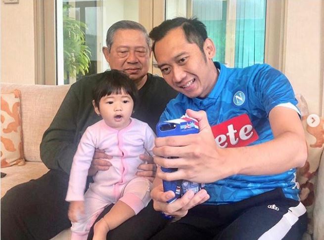 7 Gaya Ibas Yudhoyono pakai jersey sepak bola, apa tim favoritnya?