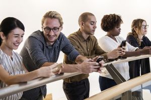 8 Cara mengatasi kecanduan gadget paling efektif & bikin happy