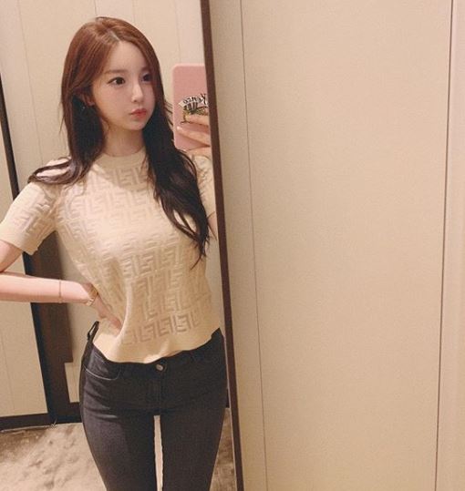 Penulis webtoon cantik ini mirip tokoh komik, ini 8 fotonya