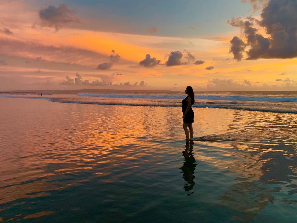 Hamil 6 bulan, ini 10 potret Aura Kasih pamer baby bump