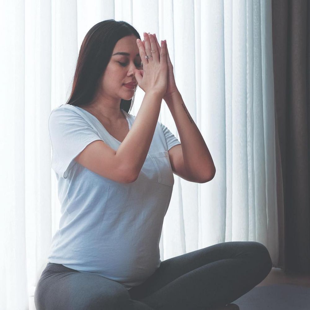 Hamil 6 bulan, ini 10 potret Aura Kasih pamer baby bump