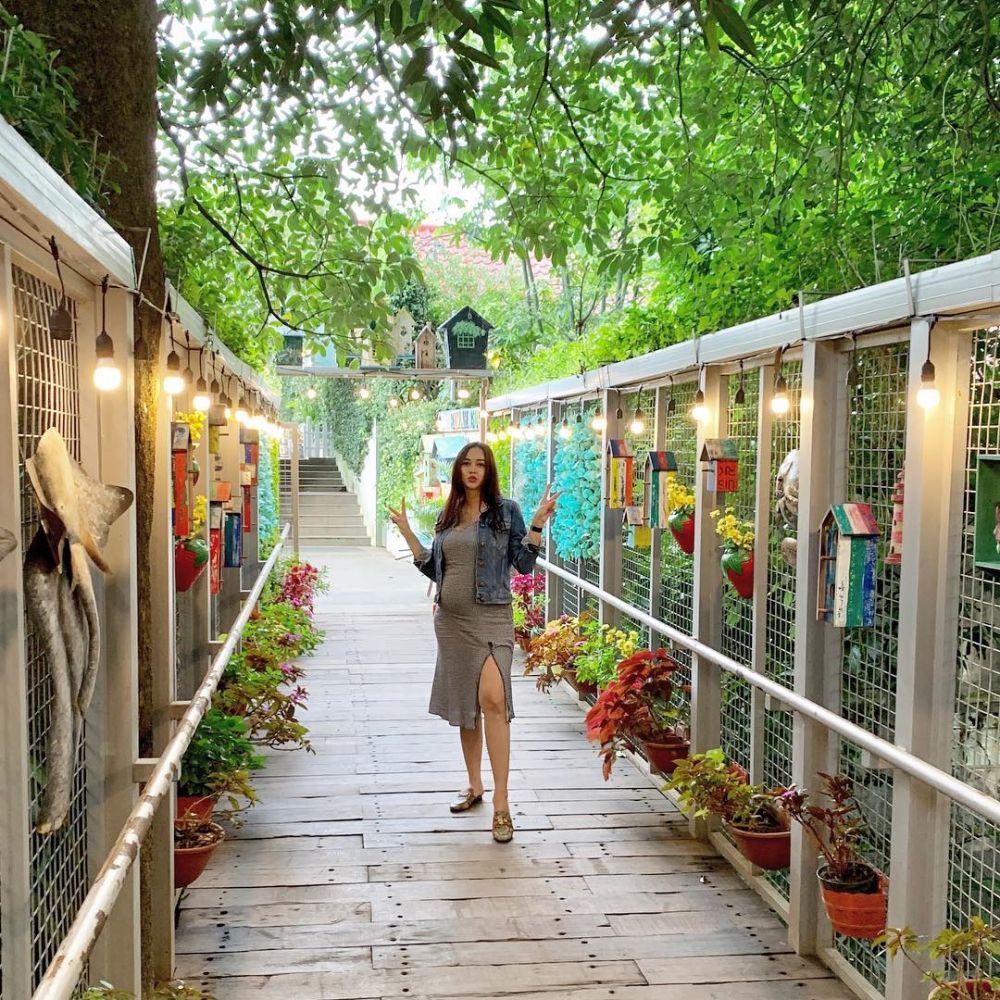 Hamil 6 bulan, ini 10 potret Aura Kasih pamer baby bump