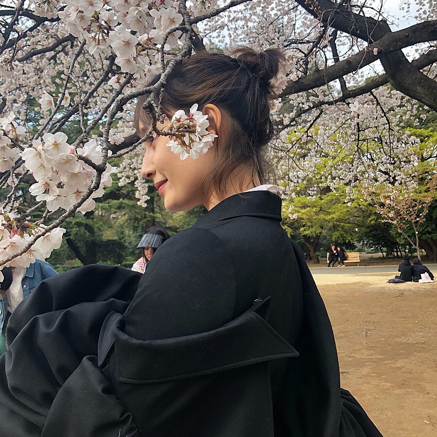 10 Gaya Tatjana Saphira saat pemotretan di Jepang, gothic abis