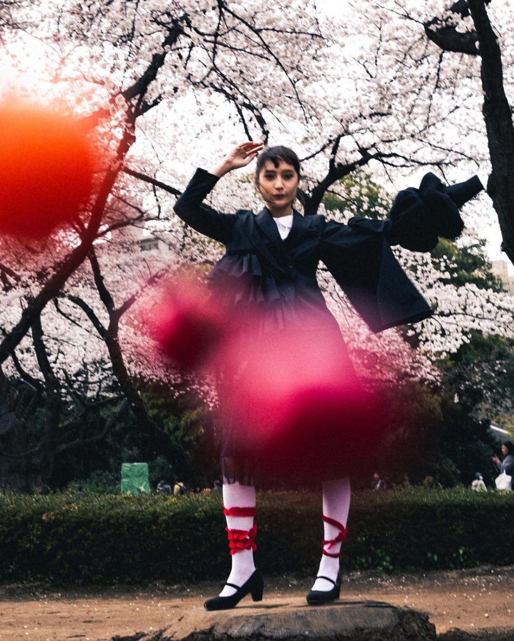 10 Gaya Tatjana Saphira saat pemotretan di Jepang, gothic abis