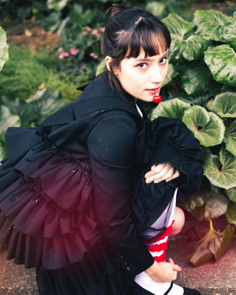 10 Gaya Tatjana Saphira saat pemotretan di Jepang, gothic abis