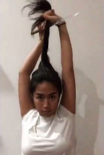 Aksi ekstrem chef Renatta Moeloek potong rambut pakai pisau