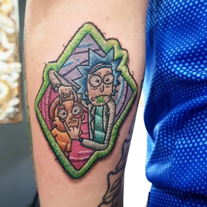 10 Tato bertema tokoh kartun ini mirip kain sulam, detail banget