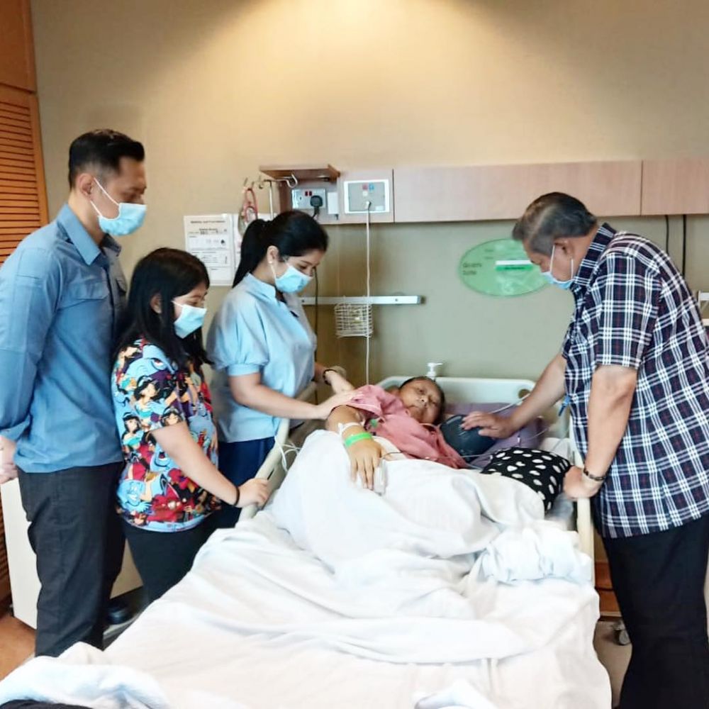 Sempat demam tinggi, Ani Yudhoyono keluar ICU ditemani sang cucu