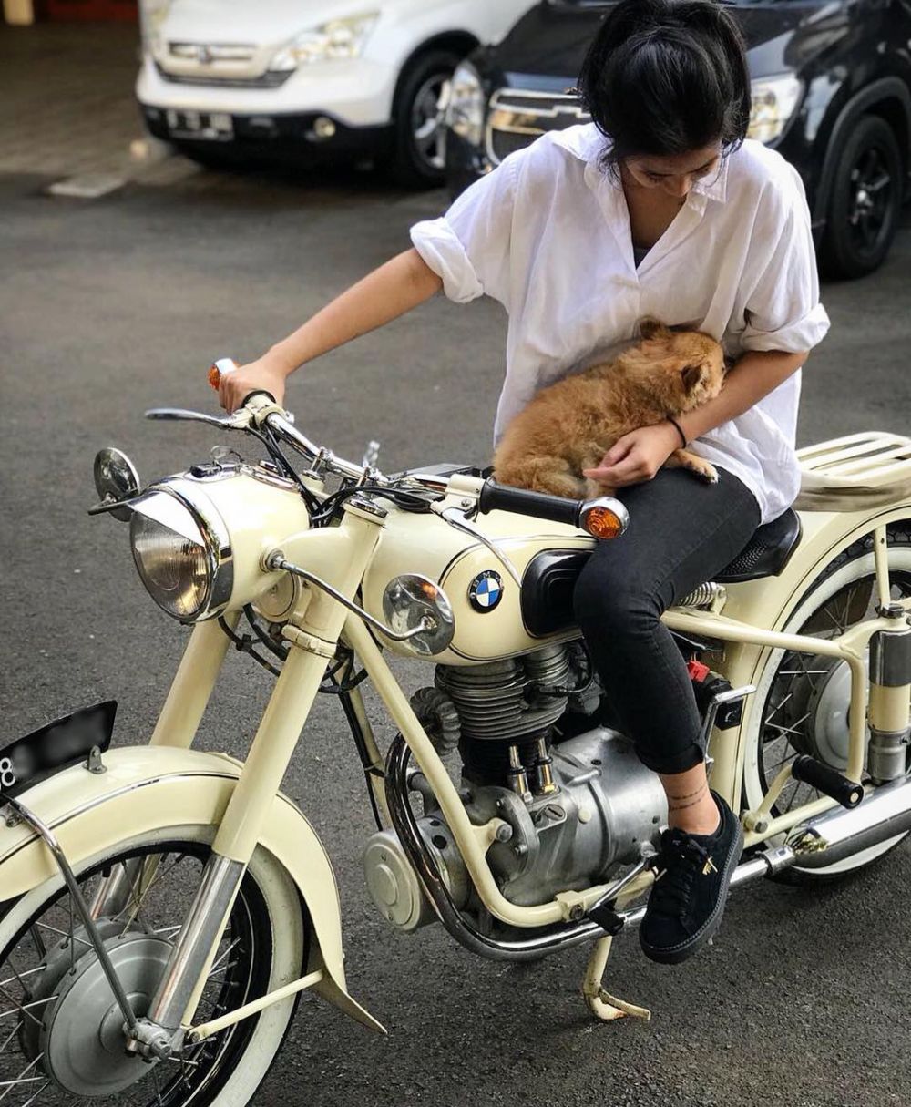 8 Gaya Renatta Moeloek sama hewan peliharaannya, telaten banget