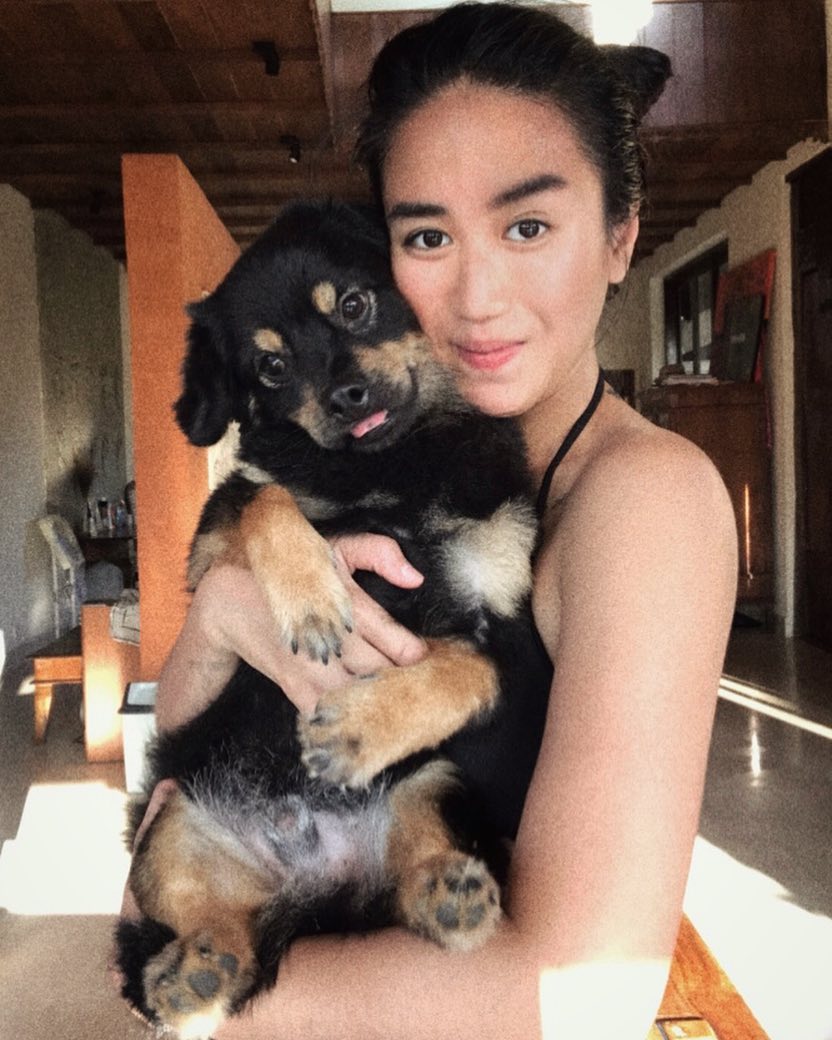 8 Gaya Renatta Moeloek sama hewan peliharaannya, telaten banget