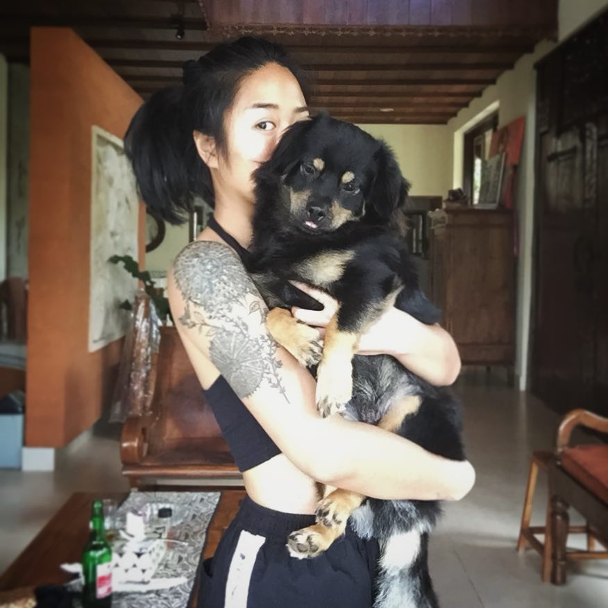 8 Gaya Renatta Moeloek sama hewan peliharaannya, telaten banget