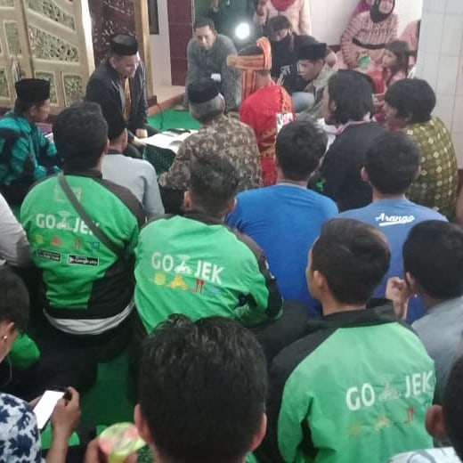 Driver ojek online ini menikah dari hasil tabungan ngojek, top!