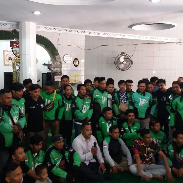 Driver ojek online ini menikah dari hasil tabungan ngojek, top!