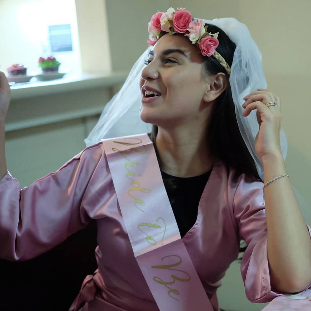 11 Potret keseruan bridal shower Irish Bella, bertema pink