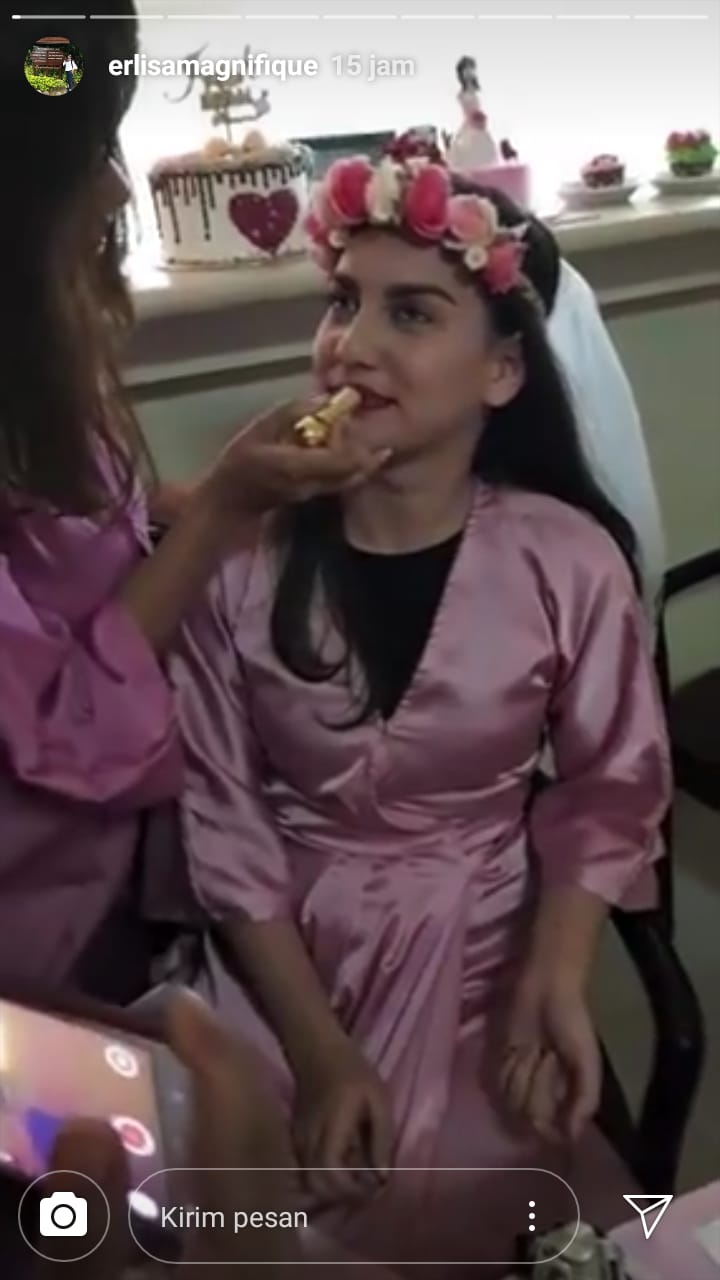 11 Potret keseruan bridal shower Irish Bella, bertema pink