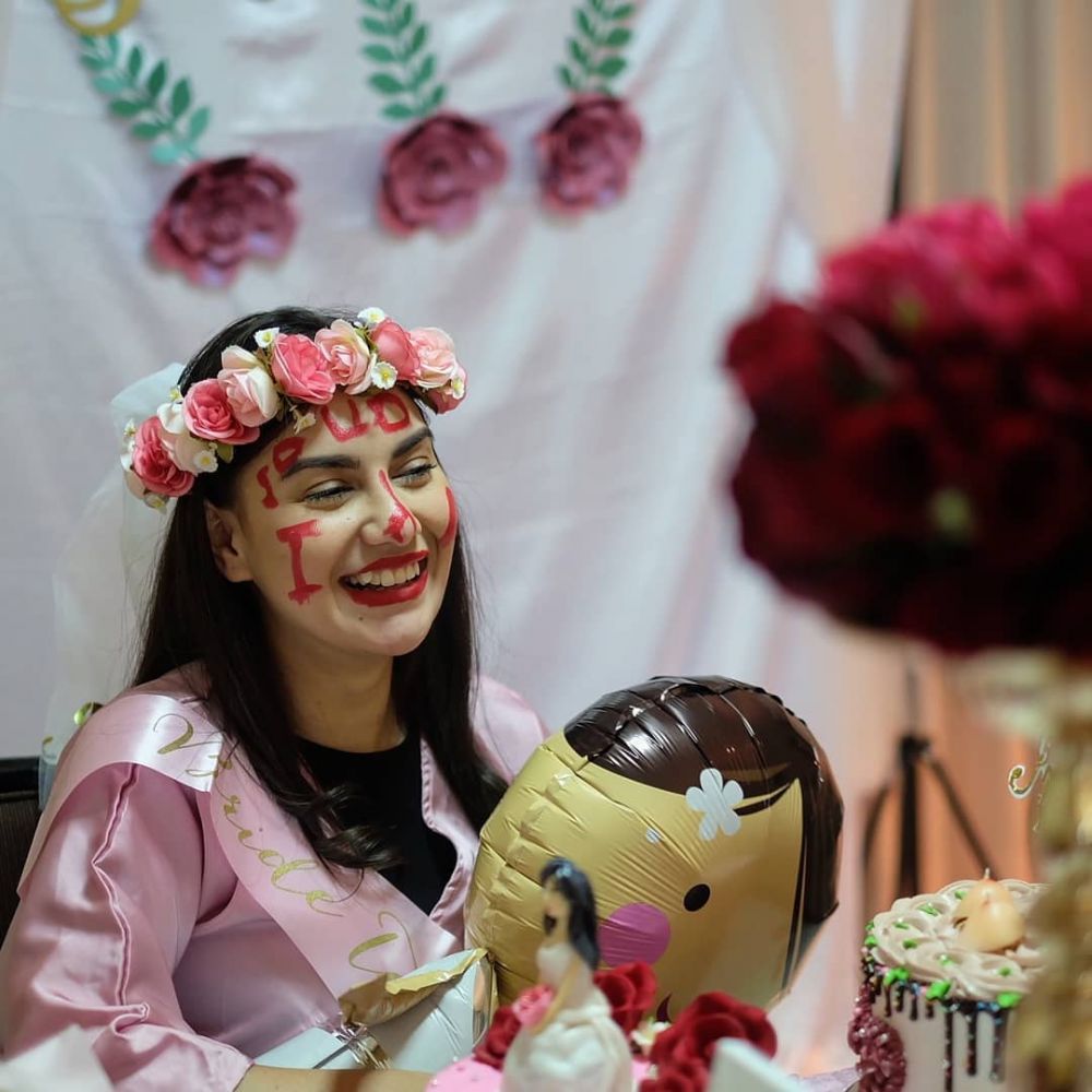 11 Potret keseruan bridal shower Irish Bella, bertema pink