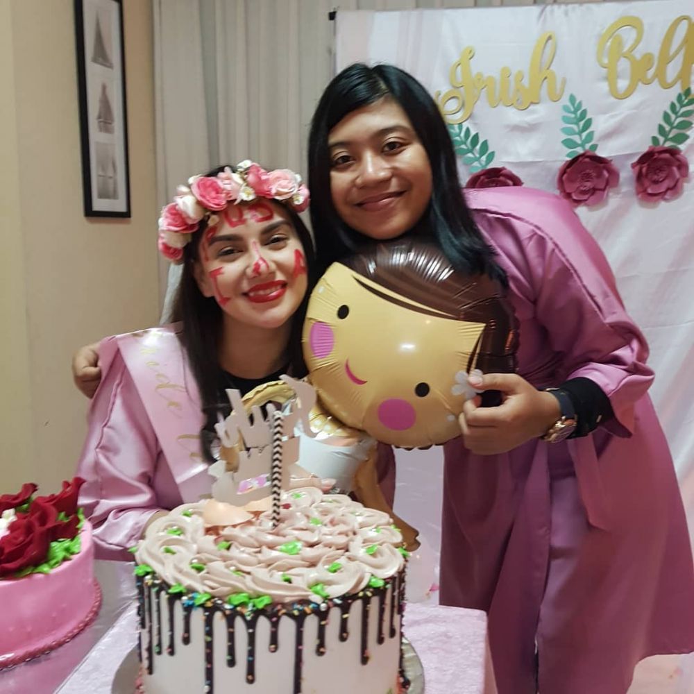 11 Potret keseruan bridal shower Irish Bella, bertema pink