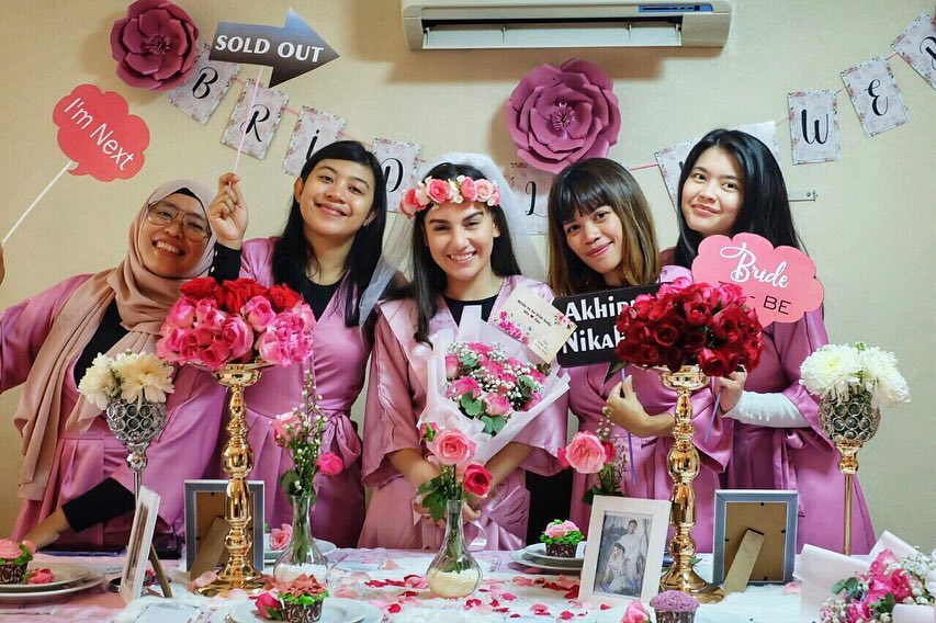 11 Potret keseruan bridal shower Irish Bella, bertema pink