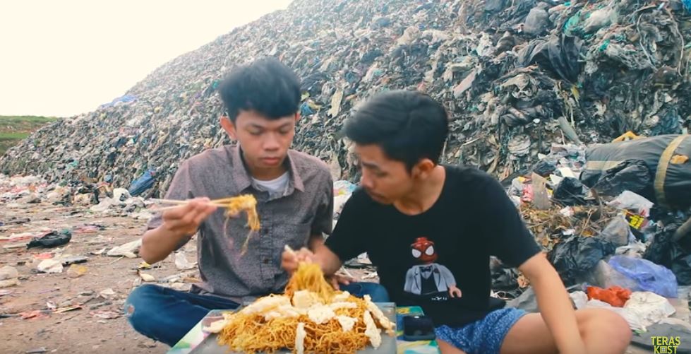 Makan di TPA sampah, aksi dua vlogger ini bikin ngakak dan mual