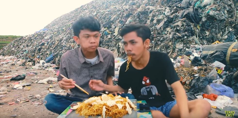 Makan di TPA sampah, aksi dua vlogger ini bikin ngakak dan mual