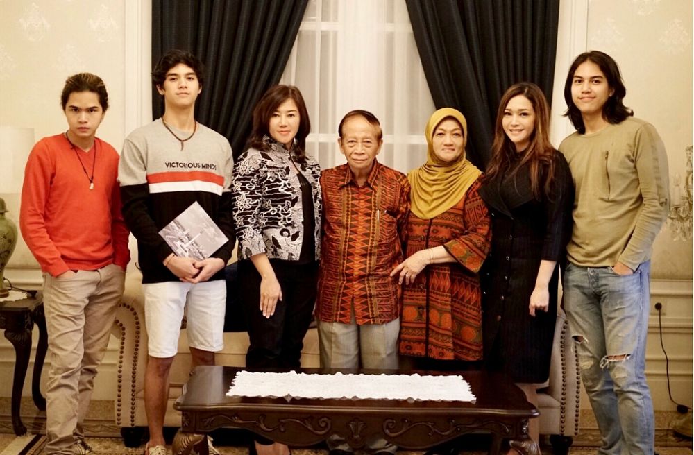 11 Potret kebersamaan Maia Estianty dan sang kakak, kompak terus