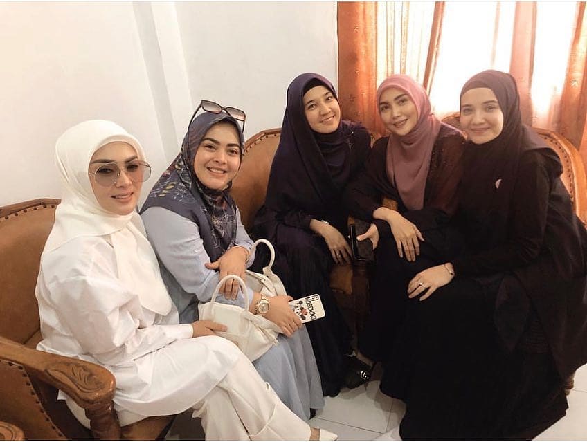 8 Momen Syahrini dan Reino ikuti kajian, penampilannya tuai pujian