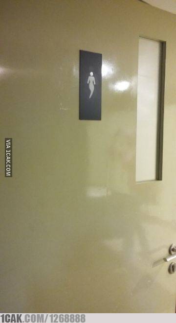 11 Desain pintu toilet ini nggak biasa, bikin ketawa tepuk jidat