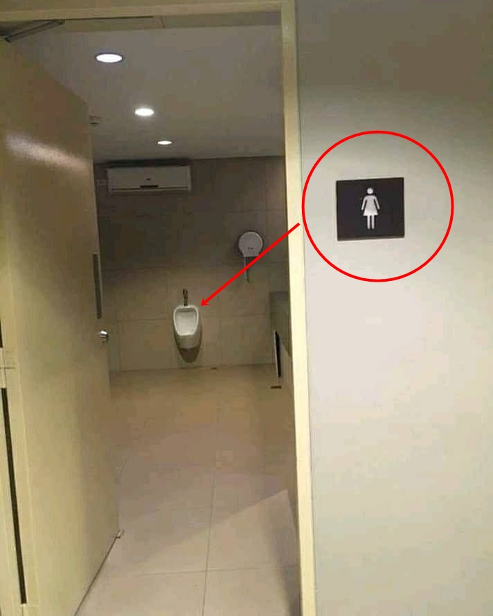 11 Desain pintu toilet ini nggak biasa, bikin ketawa tepuk jidat