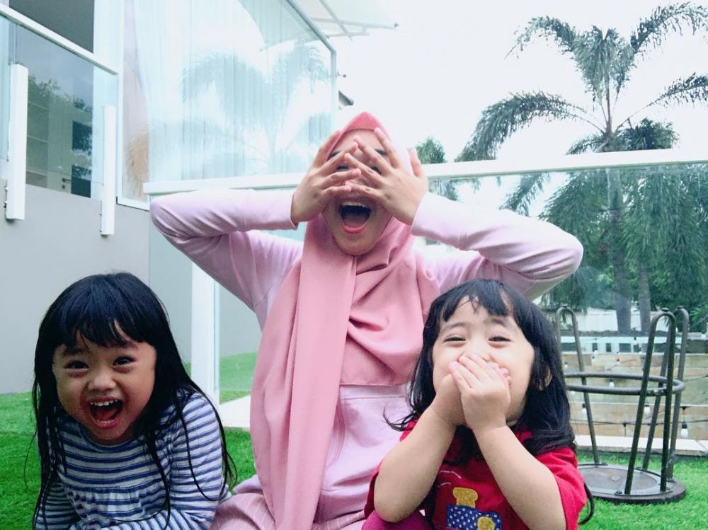 10 Momen kedekatan Ria Ricis bareng keponakannya ini kocak abis