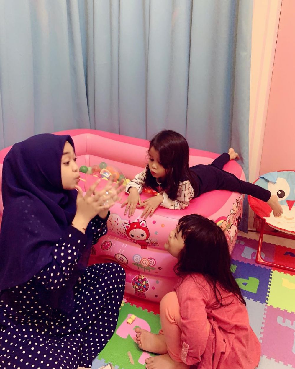 10 Momen kedekatan Ria Ricis bareng keponakannya ini kocak abis