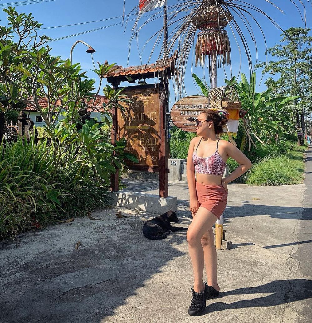 10 Potret liburan Salmafina Sunan di Bali, dikawal bodyguard