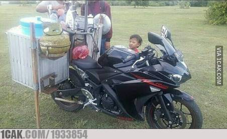 12 Tingkah lucu orang saat jualan ini bikin geleng kepala