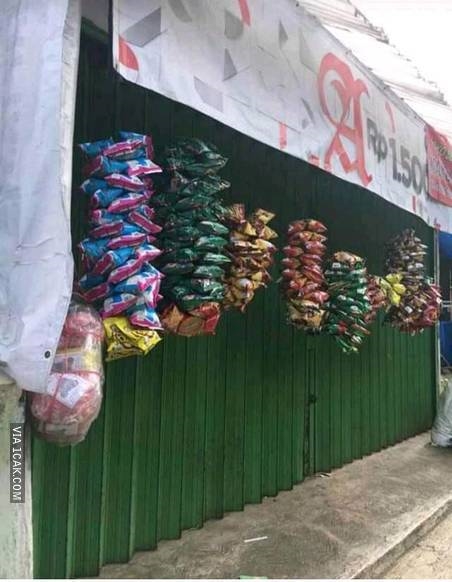 12 Tingkah lucu orang saat jualan ini bikin geleng kepala