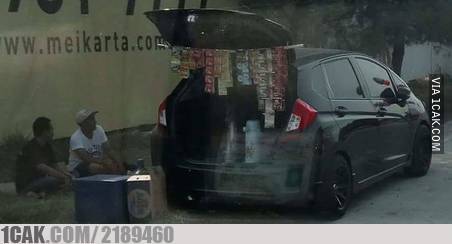 12 Tingkah lucu orang saat jualan ini bikin geleng kepala