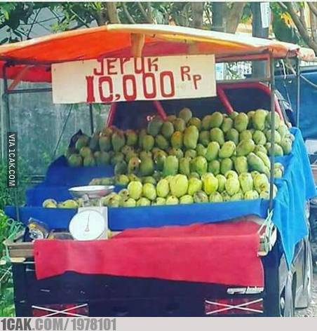 12 Tingkah lucu orang saat jualan ini bikin geleng kepala