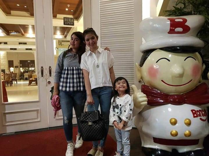 10 Potret kedekatan Selvi Ananda & Dita Andini, jarang terekspos