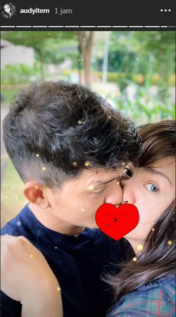 5 Gaya Audy Item dengan potongan rambut berponi, makin manis!