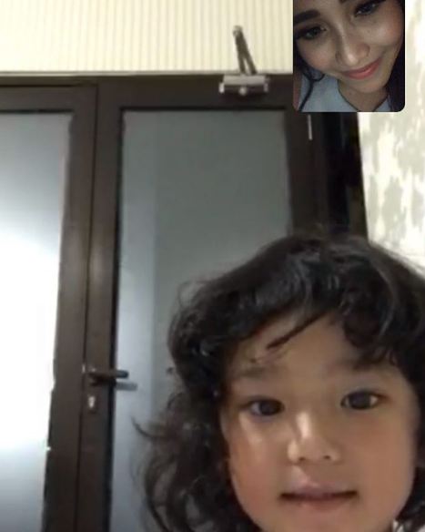 Super sibuk, ini 10 momen Ayu Ting Ting video call dengan Bilqis