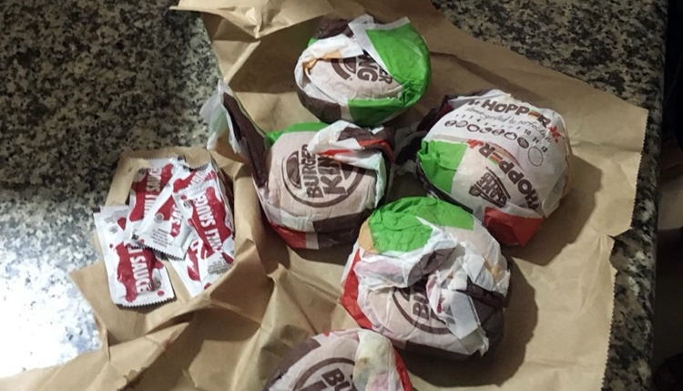 Sambut pemilu, restoran ini ajak masyarakat latihan milih lewat burger