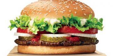 Sambut pemilu, restoran ini ajak masyarakat latihan milih lewat burger