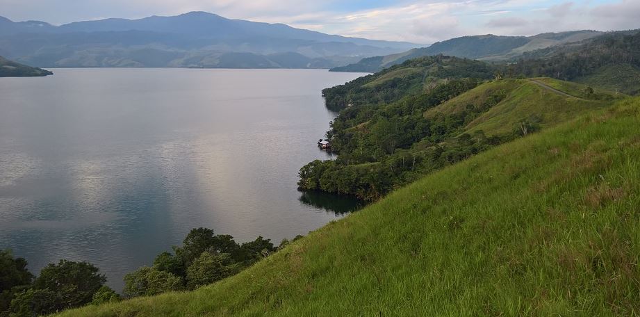 10 Danau terindah di Indonesia, ada yang dihuni ikan hiu