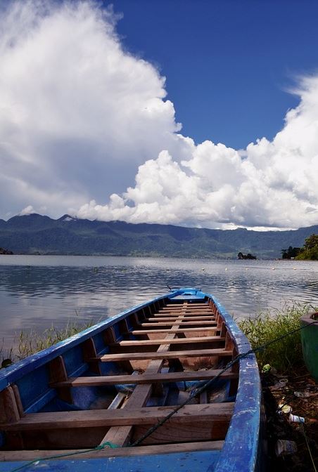 10 Danau terindah di Indonesia, ada yang dihuni ikan hiu