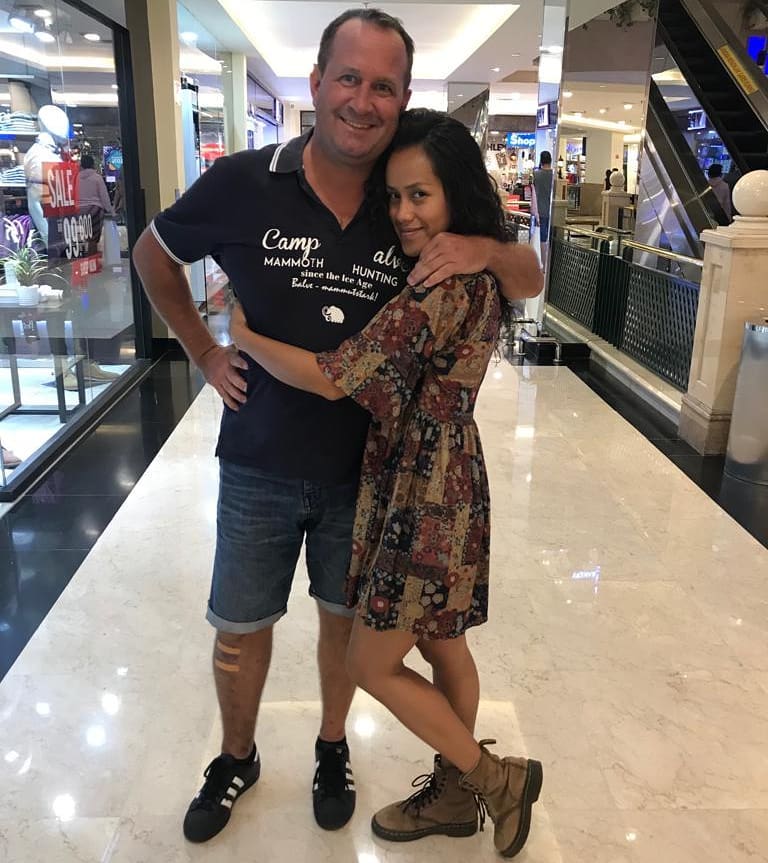 Jarang terekspos, ini 10 potret keluarga Lia Waode & suami bulenya