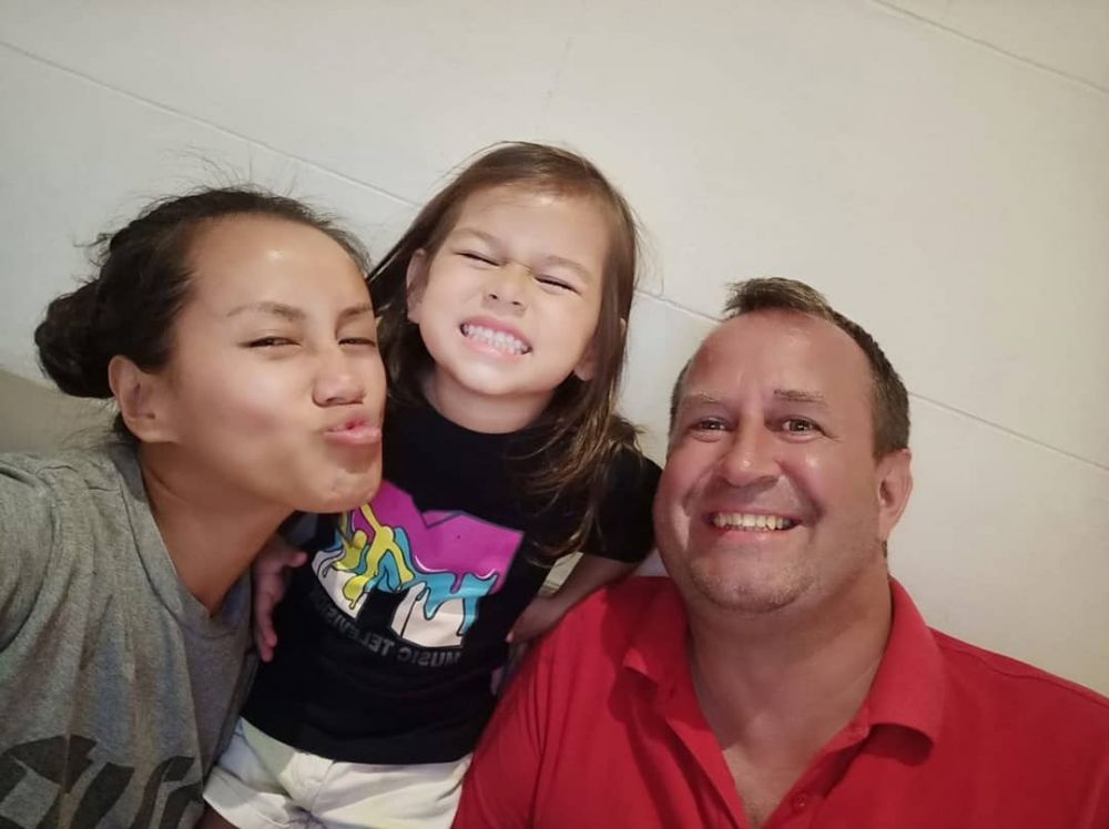 Jarang terekspos, ini 10 potret keluarga Lia Waode & suami bulenya