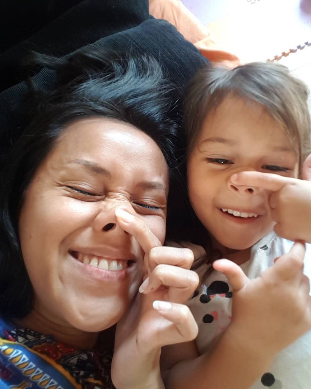 Jarang terekspos, ini 10 potret keluarga Lia Waode & suami bulenya