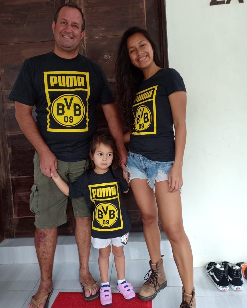 Jarang terekspos, ini 10 potret keluarga Lia Waode & suami bulenya