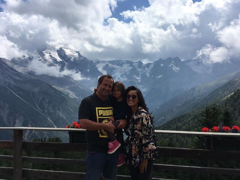 Jarang terekspos, ini 10 potret keluarga Lia Waode & suami bulenya