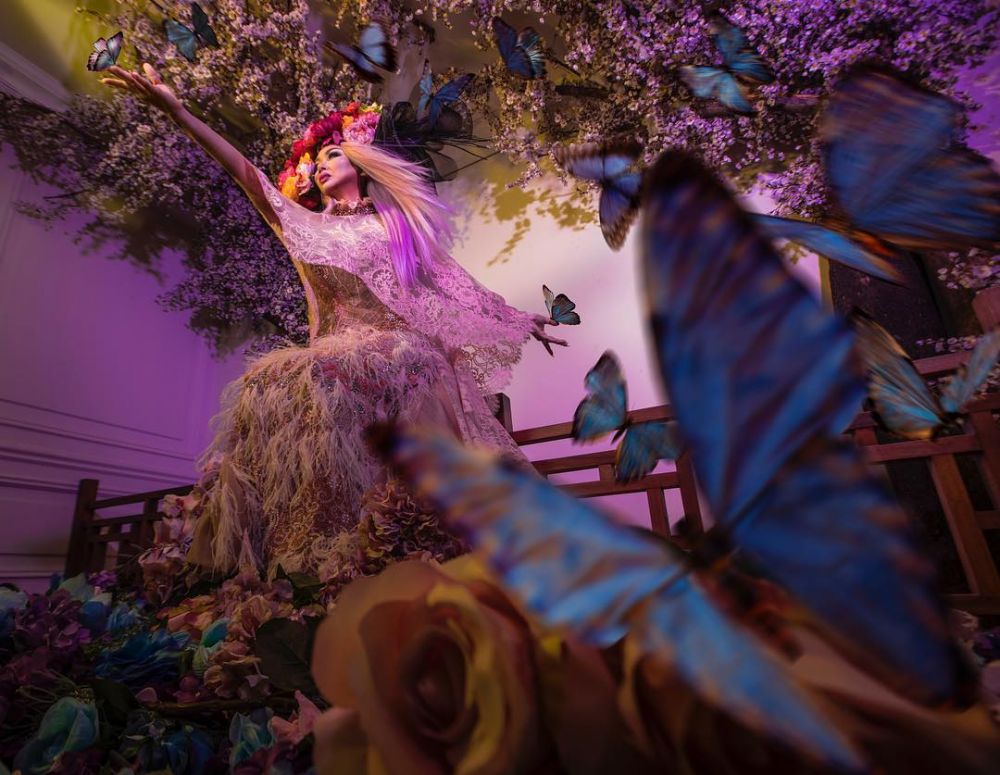 7 Gaya pemotretan Titi DJ ini bak dunia fantasi, bikin terpukau